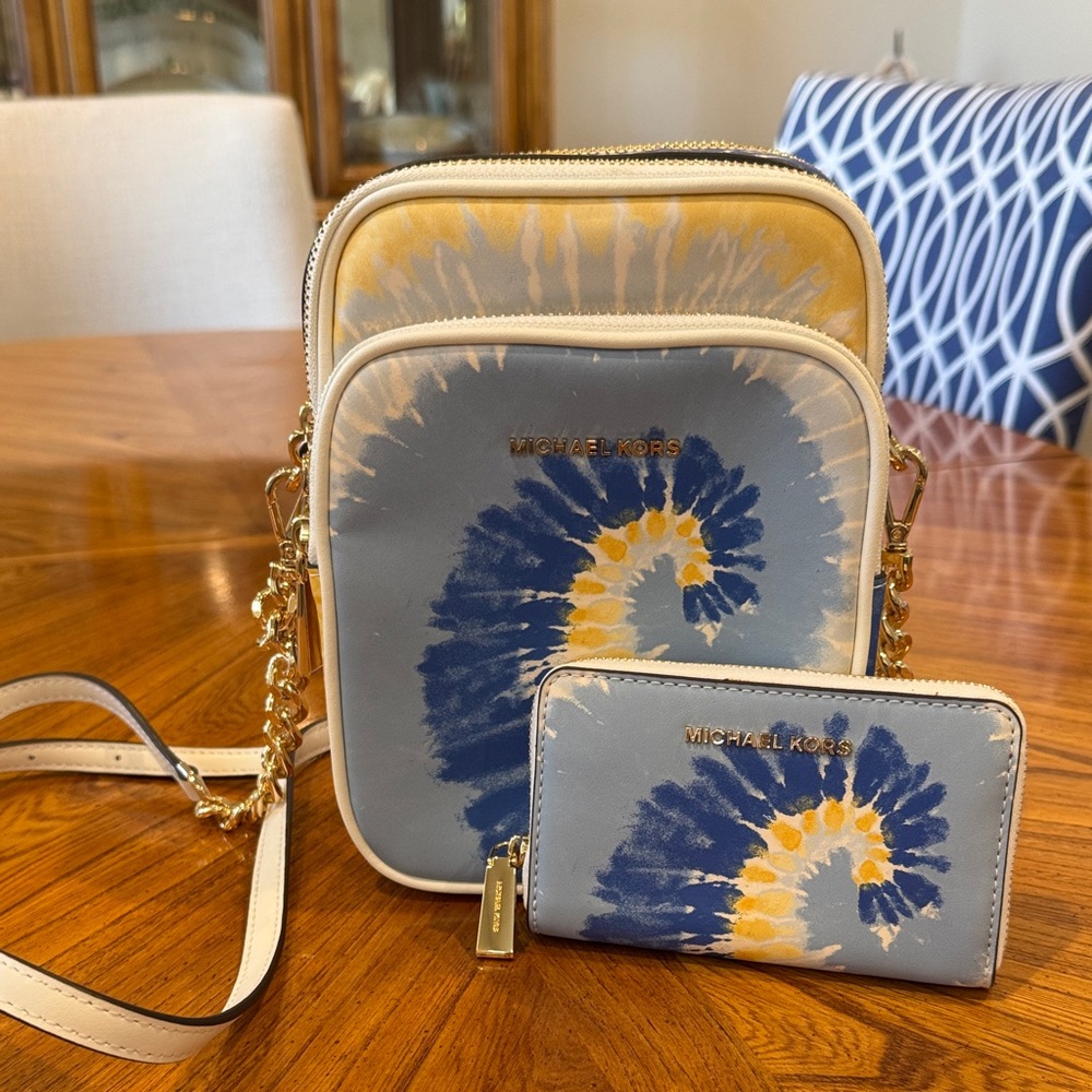 Michael Kors Blue and Cream Spiral Crossbody Bag Set